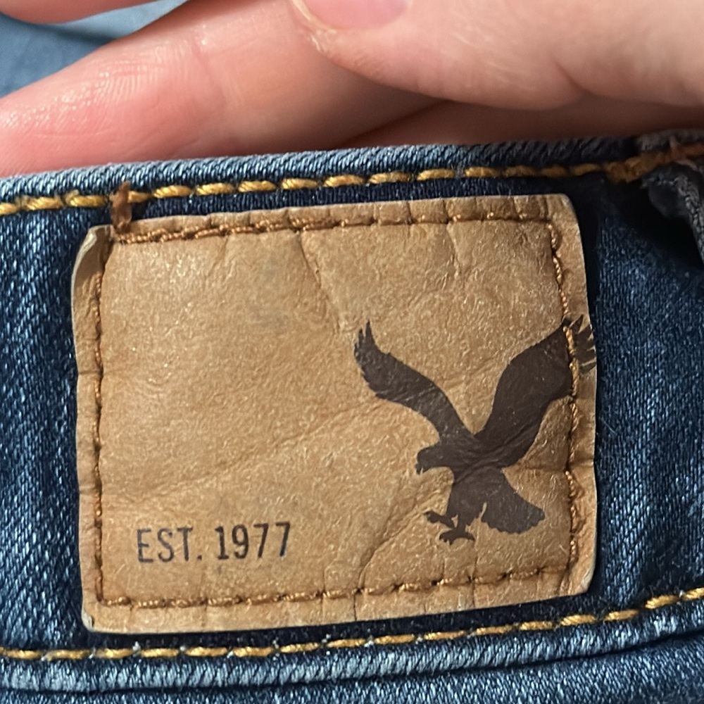 American Eagle super stretch distressed cuffed medium wash denim shorts size 4 - Picture 8 of 11